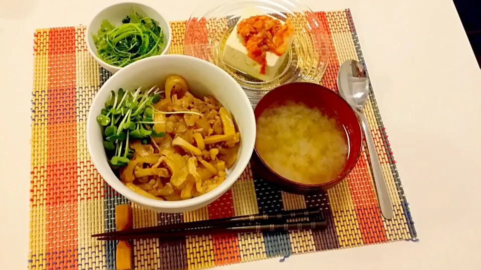 今日の夕食　豚丼、豆苗のごま和え、キムチのせ冷奴、大根とわかめの味噌汁|pinknari🐰🌈さん