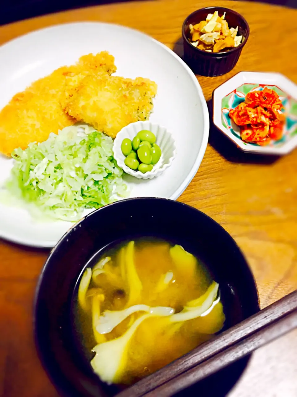 今日のシホ食堂
・木の子たっぷりお味噌汁
・カボチャと🌰のスイートサラダ
・大好きなお肉屋さんの鯵フライとポークしそ挟み揚げ
・スチームサラダのキャベツと枝豆
キムチ

お裾分けの🌰をカボチャサラダにトッピングで小さい秋サラダになりました。|Shiho Nakayamaさん