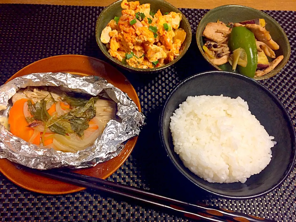 赤魚のホイル焼き。キムチと豆腐の炒め物。豚とさつまいもきのこの黒酢炒め。|ゆっちこさん