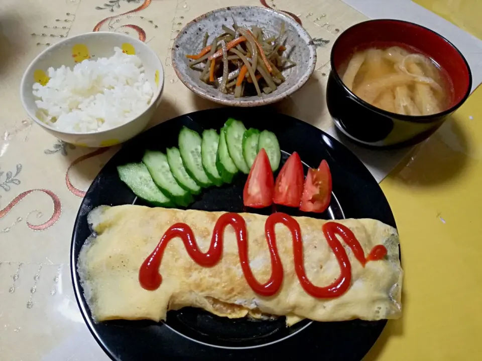 Snapdishの料理写真:晩ごはん
鳥そぼろリメイクのポテトオムレツ|korinoさん