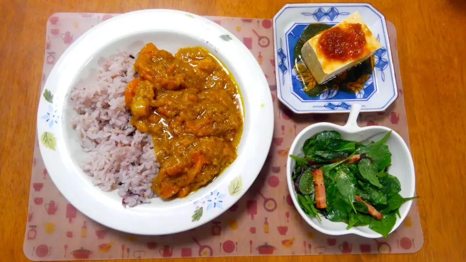 Snapdishの料理写真:９月２８日　圧力鍋で豚バラカレー　野菜サラダ　玉ねぎドレッシングがけ冷奴|いもこ。さん