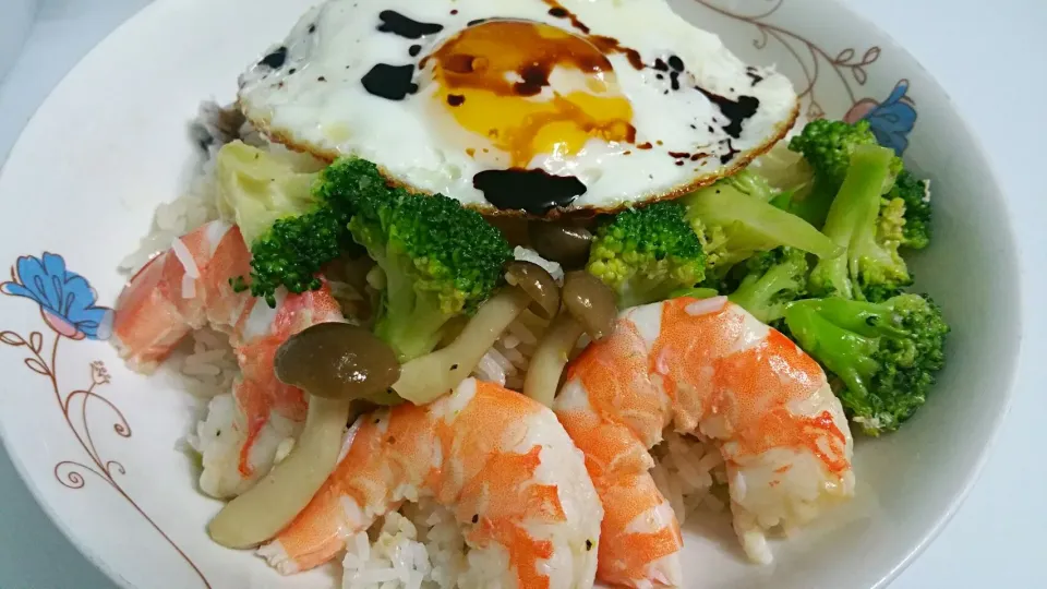 Stir fry broccoli prawns shimeiji & fried egg 😉😍|🌷lynnlicious🌷さん