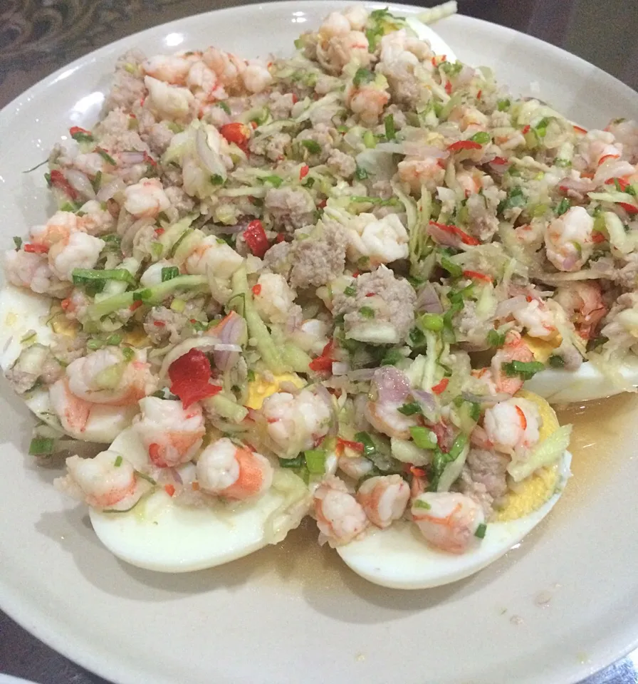 ยำไข่ต้ม Boiled egg topped with sweet and sour shrimp+pork+mango|SaSaさん