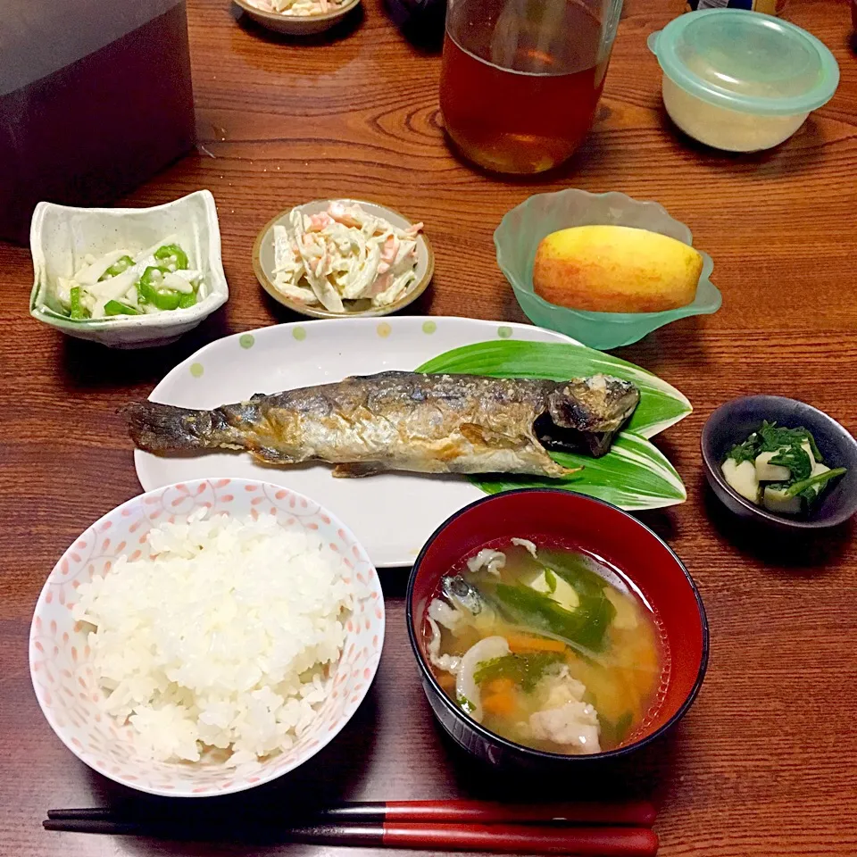 ヤマメ定食🍳 ヤマメ塩焼き、豚汁、オクラ長芋和え、山芋と春菊の煮物、根菜のサラダ、りんご|めいこさん