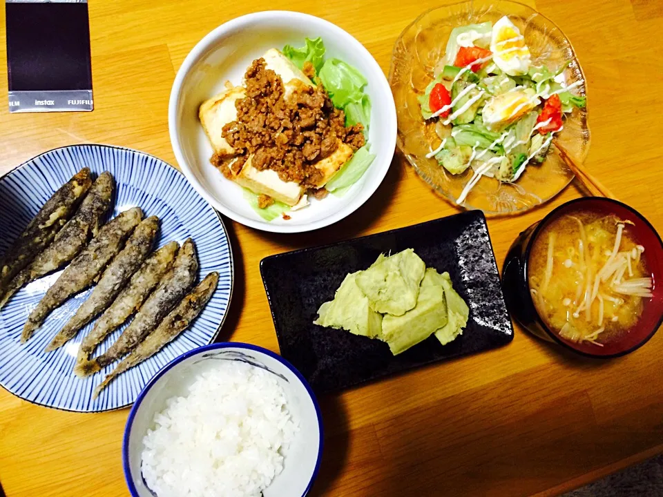 メヒカリの天ぷら、揚げ焼き豆腐のピリ辛ひき肉乗せ、コブサラダ風、ふかし芋、お味噌汁|いちごさん