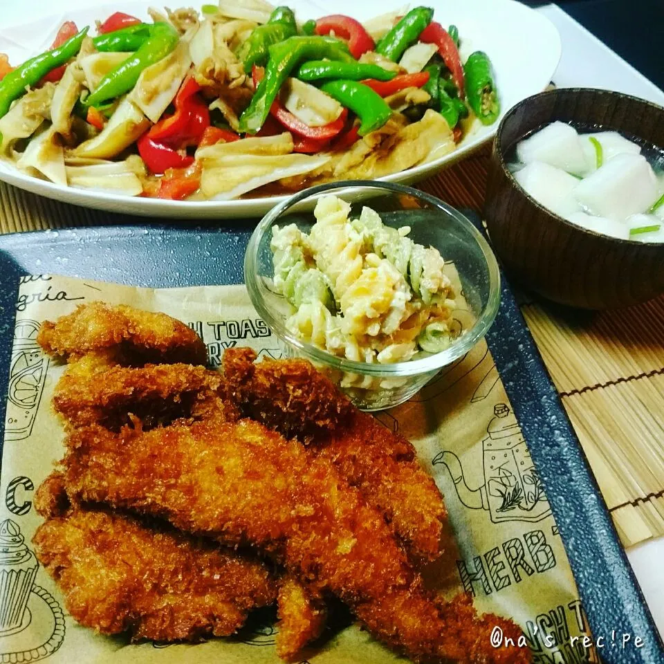 鶏胸肉のケンタッキー風な味のフライ🐔万願寺とうがらしとパプリカとヤゲン軟骨のタイ風ココナッツ炒め☺サラダホウレン草とはんぺんの汁物💕|Kashimanakitchenさん