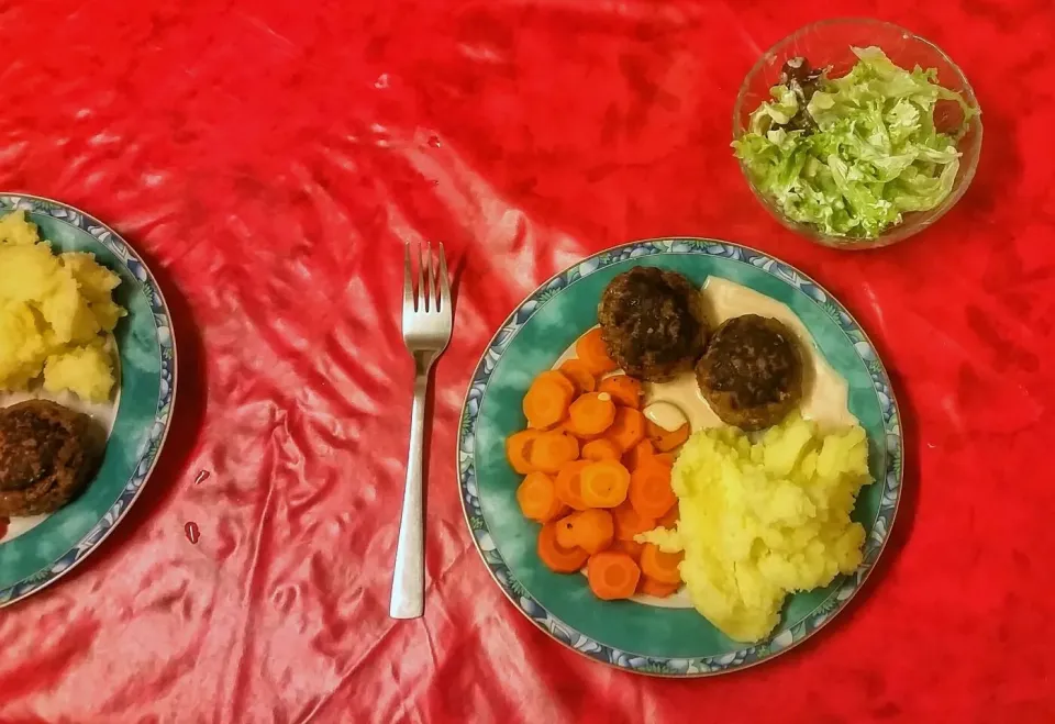 selbstgemachte Hacktätschli, Härdöpfustampf, Crème Fraîche Tomate Dip u Blattsalat

selfmade mini Meatloaf, Potatoe Mash, Crème Fraîche Tomatoe Dip and green sa|Najeskaさん