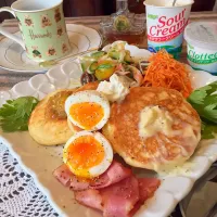 Snapdishの料理写真:『半熟玉子を絡めて食べる💕朝のパンケーキ』中沢クロテッド&サワークリームのW使いで 🎉😍✨