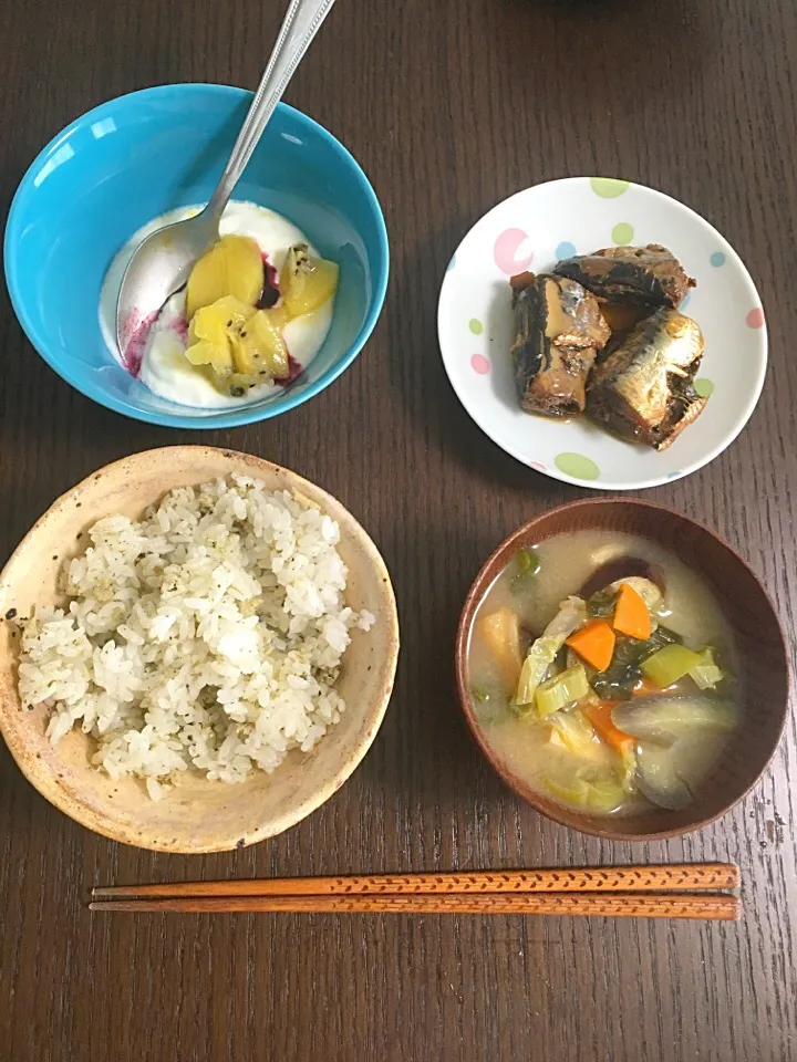 10月4日朝ごはん 鯛の混ぜごはん いわし煮 野菜のお味噌汁 ヨーグルト|やすこさん