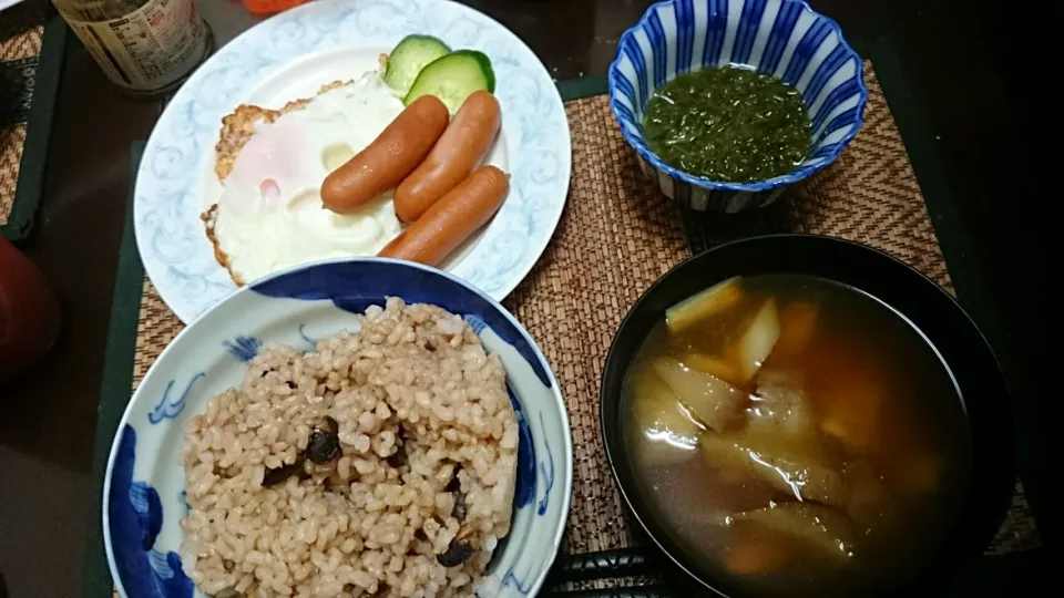 目玉焼き＆ウィンナー＆めかぶ＆ずいきの味噌汁|まぐろさん