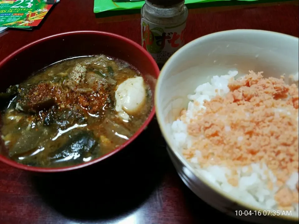 Snapdishの料理写真:朝ごはん #お味噌汁 #鮭フレーク|Morito Kamiyaさん