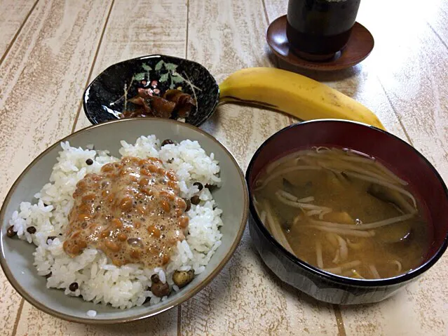 今日の男飯(⌒-⌒; )朝ごはんシリーズ(〃ω〃)むかごごはんwith納豆and味噌汁and生姜の煮物andバナナ♫|ひーちゃんさん