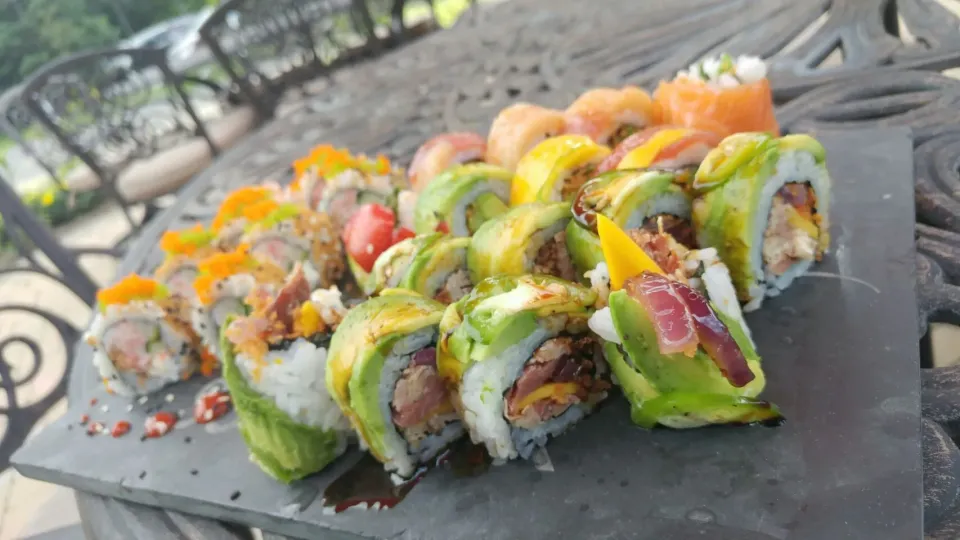 maki with mango,panko,smoke piglet in sauce bbq jack daniels miel,red onion cook in mirin cover with avocado,jalapeño peppers lime and unagi sauce!!!!|Arturo Renowitzkyさん