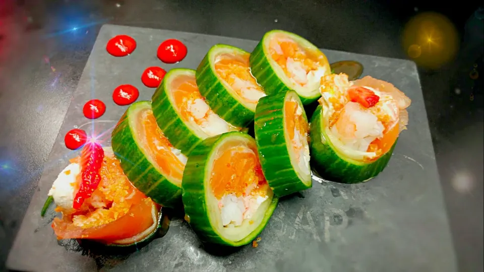 cucumber roll with smoke salmon,cream cheese, strawberries, panko and shrimps #sushi|Arturo Renowitzkyさん