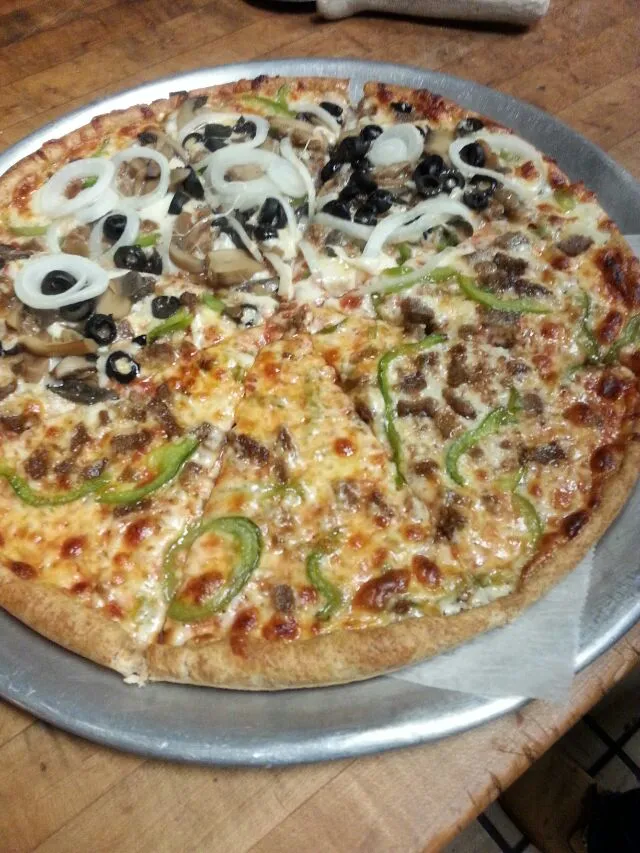 Snapdishの料理写真:pizza from my new 2nd job.|Polly Gelfusoさん