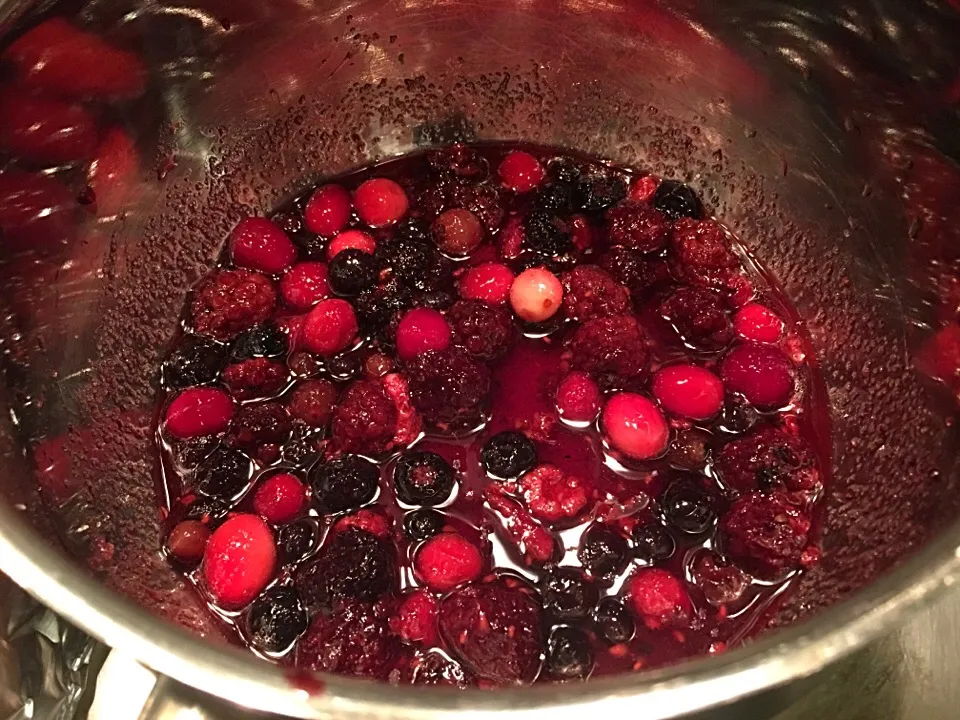 Mixed berry sauce|ครัวอิอ้วน... Chubby Cookさん