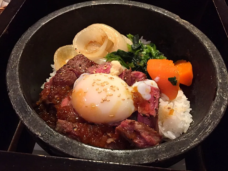 Snapdishの料理写真:牛みすじの石焼ステーキ丼|LiNxさん