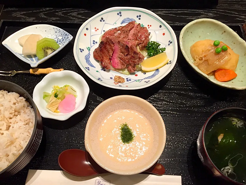 牛たん麦とろ定食|マハロ菊池さん