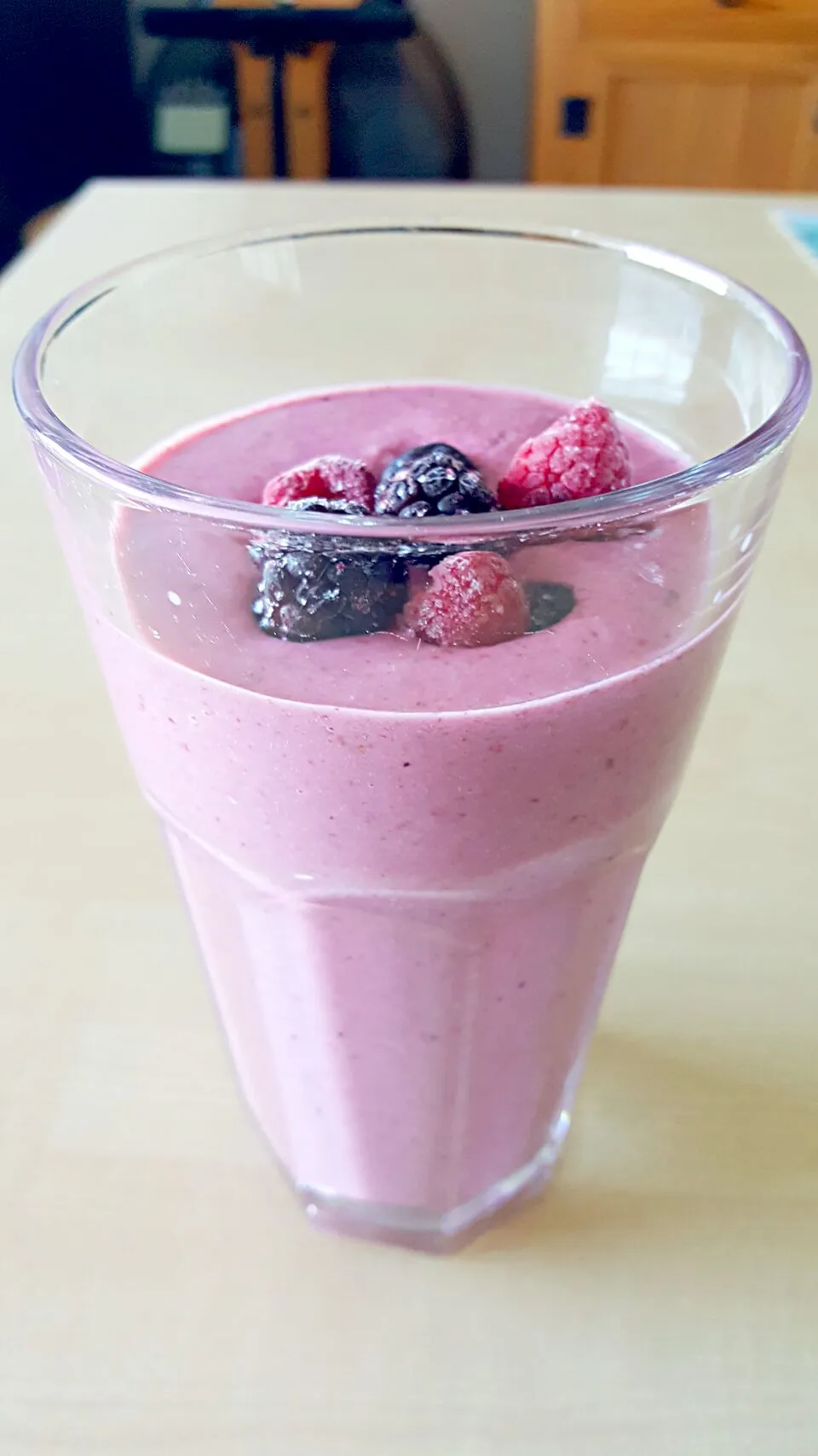 Fresh berry, granola, yoghurt, maple syrup, coconut, chia seed and coconut wayer smoothie.|Barbさん