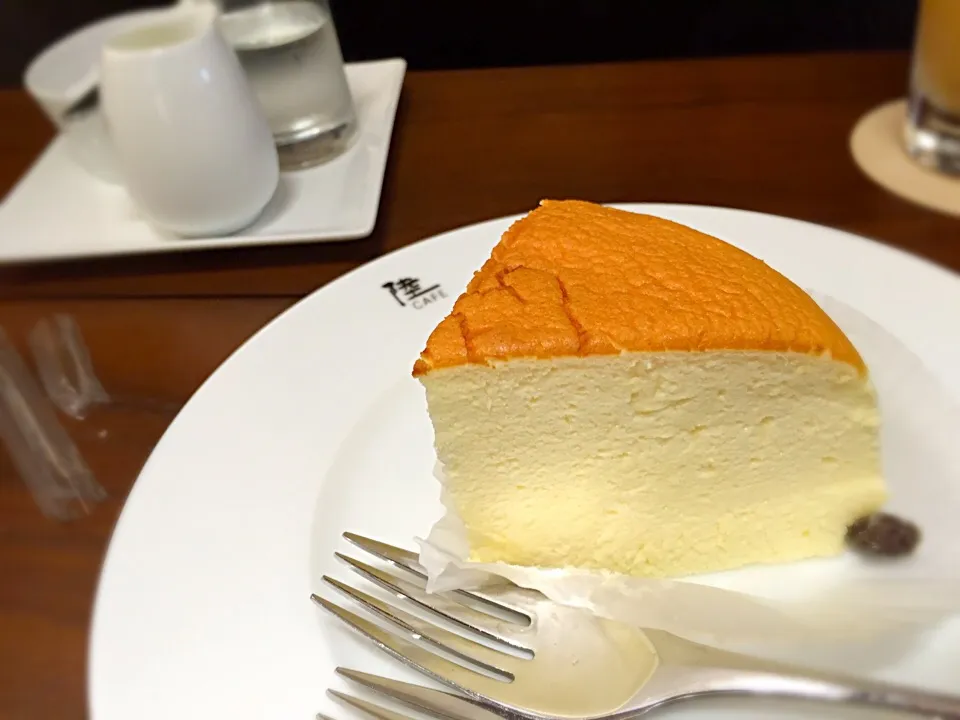 Snapdishの料理写真:大阪なんば りくろーおじさんのチーズケーキ|よしかなさん