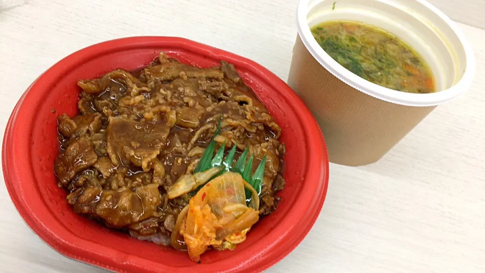 生姜香る鶏肉と野菜の和風スープ&牛焼肉のっけ丼を頂きました。|momongatomoさん