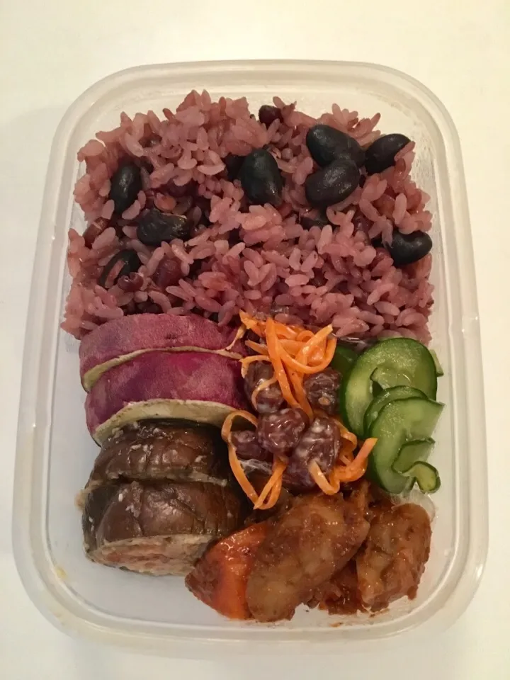 今日のタッパー弁当🍱黒豆&小豆ごはん/人参サラダ/きゅうりの酢の物/なすの味噌焼き/さつまいも焼いたやつ/ごぼうと人参メキシカン炒め|RISARISAさん