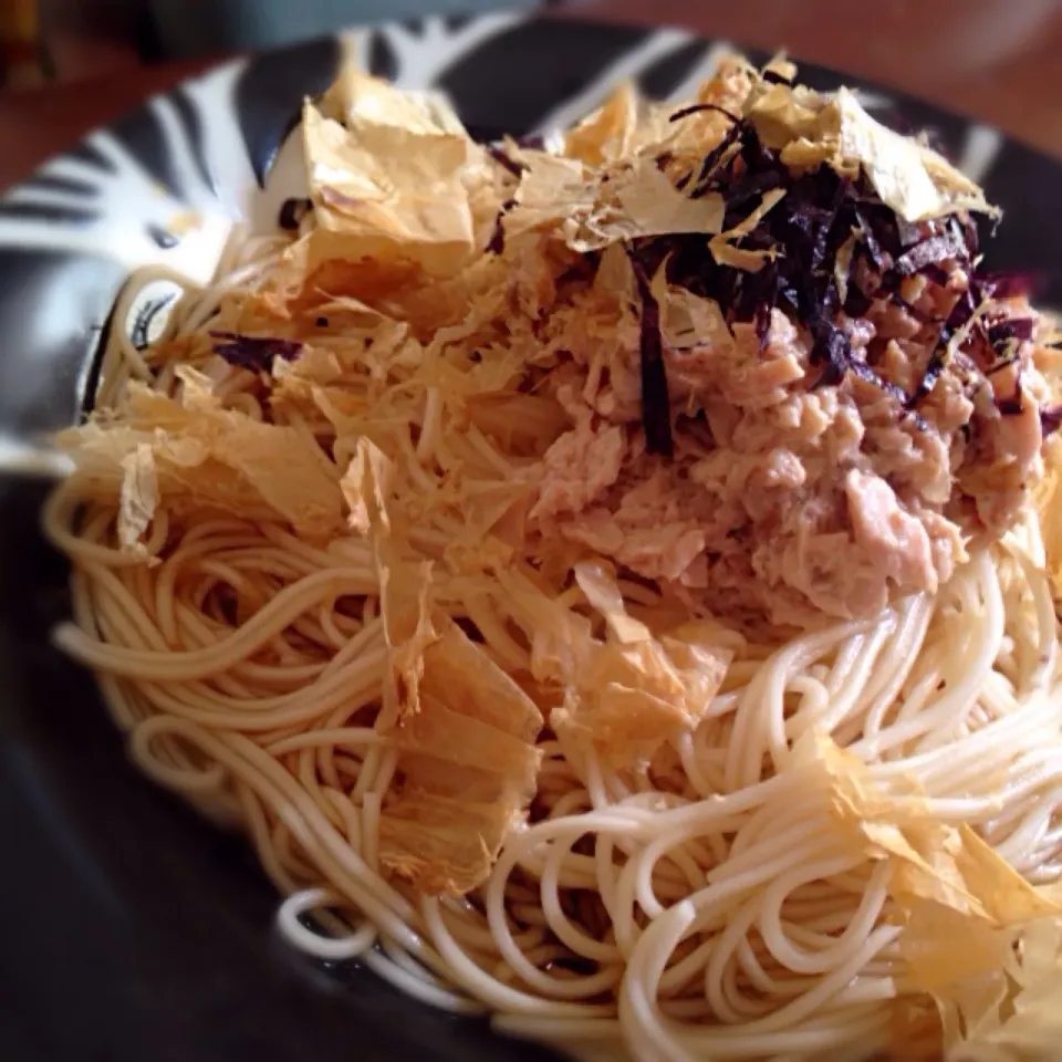 Tomoko Itoさんの料理 うちの定番💖ツナウメマヨシソ冷やしうどん♪|ららさん