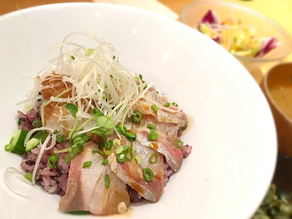 Snapdishの料理写真:炙りカンパチのにんにく醤油
漬け丼【黒米入りごはん】|treeさん