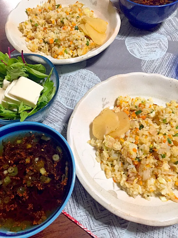 Snapdishの料理写真:炒飯、もずくスープ、お豆腐サラダで晩ごはん٩꒰*´◒`*꒱۶ෆ͙⃛|さくたえさん