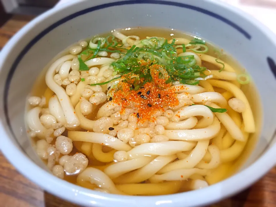 けふは、立ち食い蕎麦を立ち食いうどんに変えてみたわけですが…小麦粉に色の付いた細麺と、色の白い太麺…何が違うのだ？出汁も一緒だし🤔|にゃあ（芸名）さん