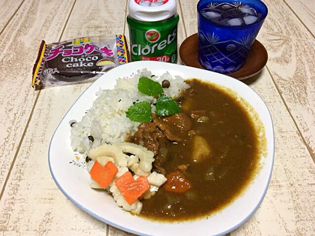 Snapdishの料理写真:今日の男飯(⌒-⌒; )たっぷり煮込みカレーを解凍andピクルス♫テニス前の軽食♫|ひーちゃんさん