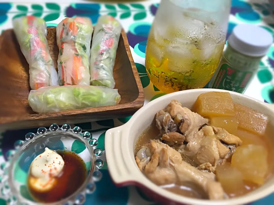 生春巻き、手羽元と冬瓜のうま煮
待ちきれなくて飲んじゃった（笑）😅|くろさん