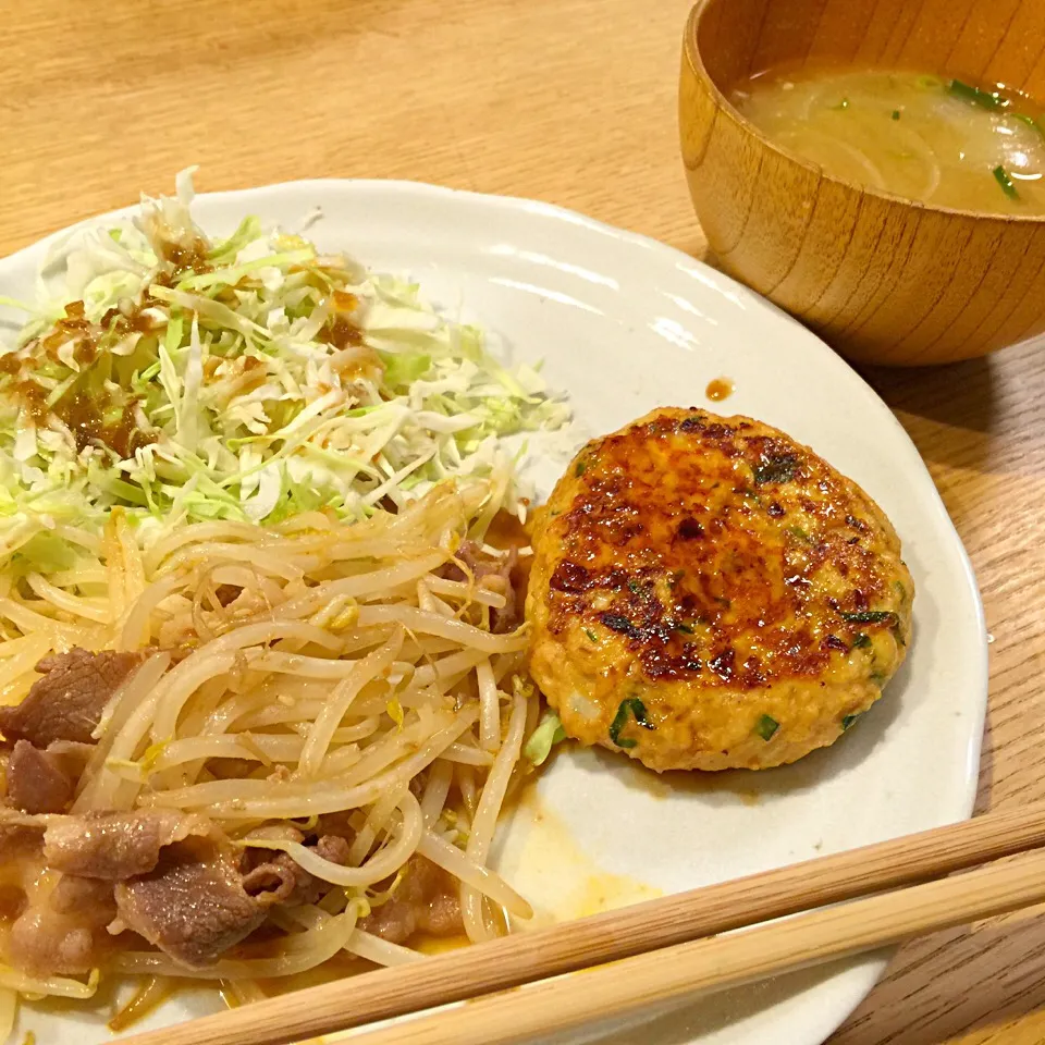 とりつくね、豚ともやしのみそ炒め、サラダ、さつまいもの味噌汁|popoさん