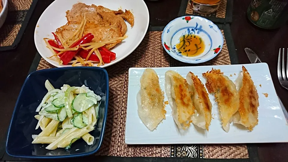 Snapdishの料理写真:餃子&豚肉の味噌焼き&マカロニサラダ|まぐろさん