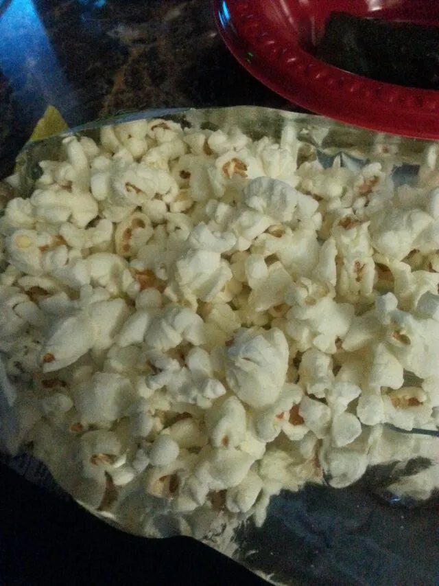 skinny pop white cheddar popcorn|Polly Gelfusoさん