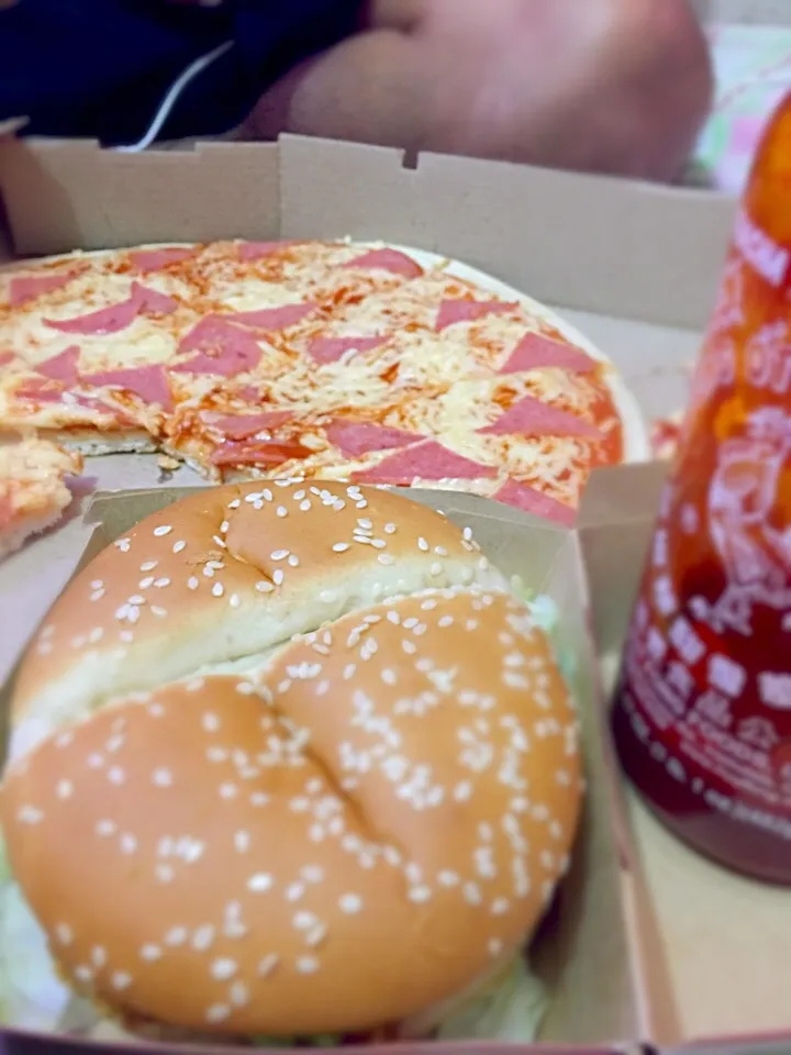 Snapdishの料理写真:Lotsa pizza + mcspicy + sriracha + RH + PBA = 😍👍🏼👌🏼🍻🏀|Kamekawaさん