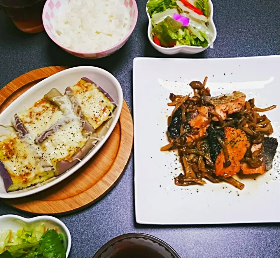 生鮭のバター醤油焼き✡*｡
シフォンなすのチーズ焼き✡*｡|さくらさん