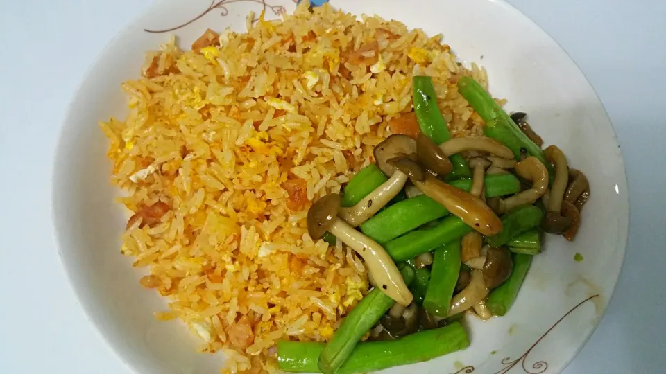 Luncheon meat egg fried rice with stir fry french bean & shimeiji 😍|🌷lynnlicious🌷さん