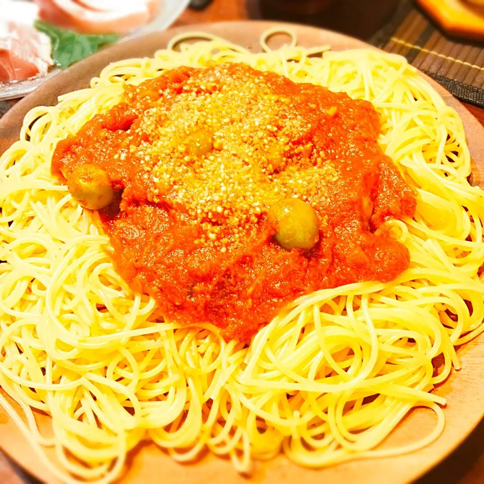 Snapdishの料理写真:晩御飯の一品
かんたんトマトソースパスタ|りんりんさん