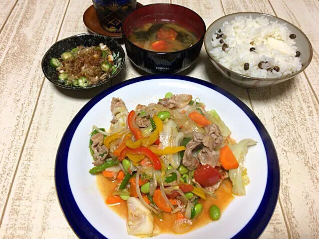 今日の男飯(⌒-⌒; )野菜たっぷり野菜炒めandオクラと自然薯の和え物and自然薯と玉ねぎとトマトの味噌汁andむかごごはん♫|ひーちゃんさん