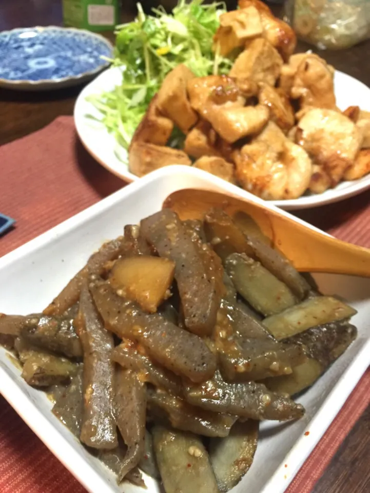 Snapdishの料理写真:牛蒡とこんにゃくの味噌キンピラ

奥に見えるのが

鶏と高野豆腐の唐揚げ|くりくりさん