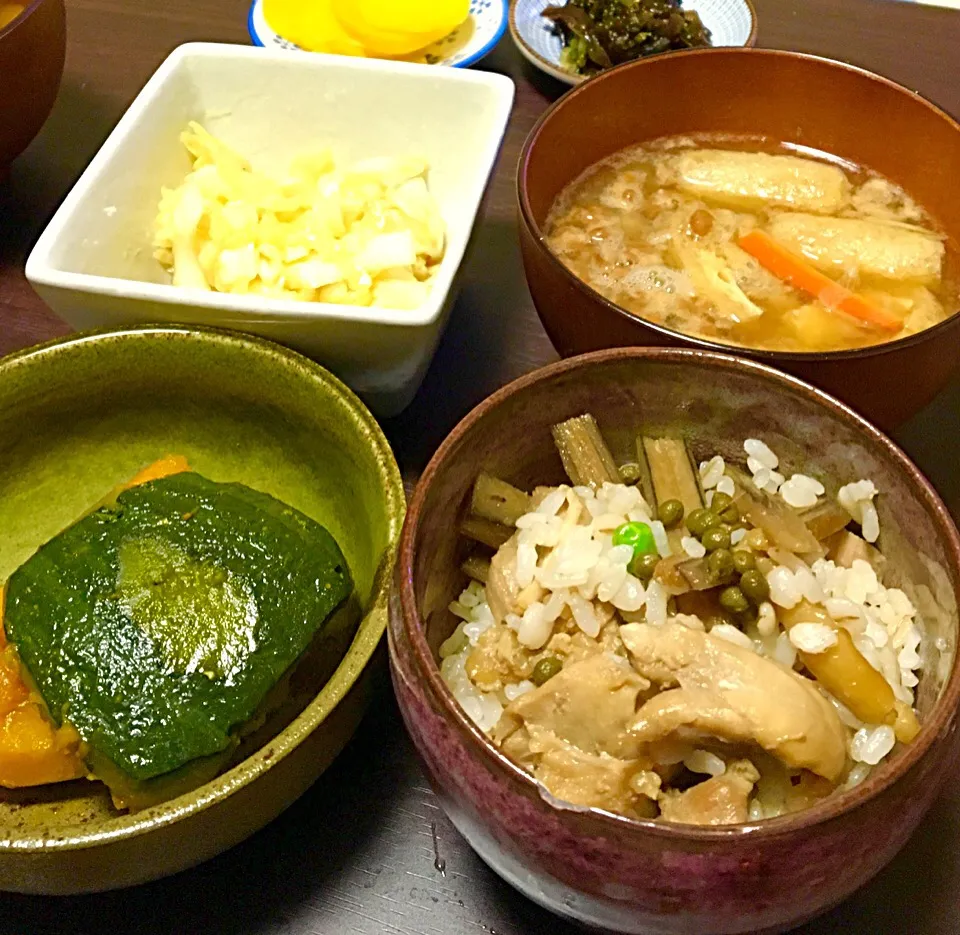 晩ごはん  鳥ごぼう飯 納豆汁 西洋かぼちゃロロンの煮物 ポン酢コールスロー たくあん 野沢菜しぐれ|ぽんたさん