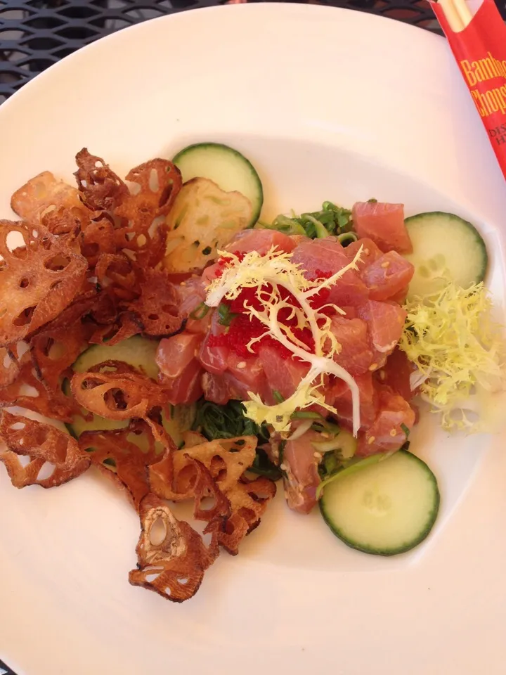 tuna carpaccio, ponzu, cucumber, seaweed salad, root crisps|Ryderさん