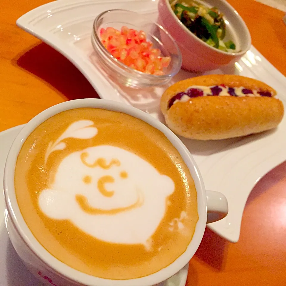 カフェラテ、クランベリーバターサンド、ザクロ|harukaさん