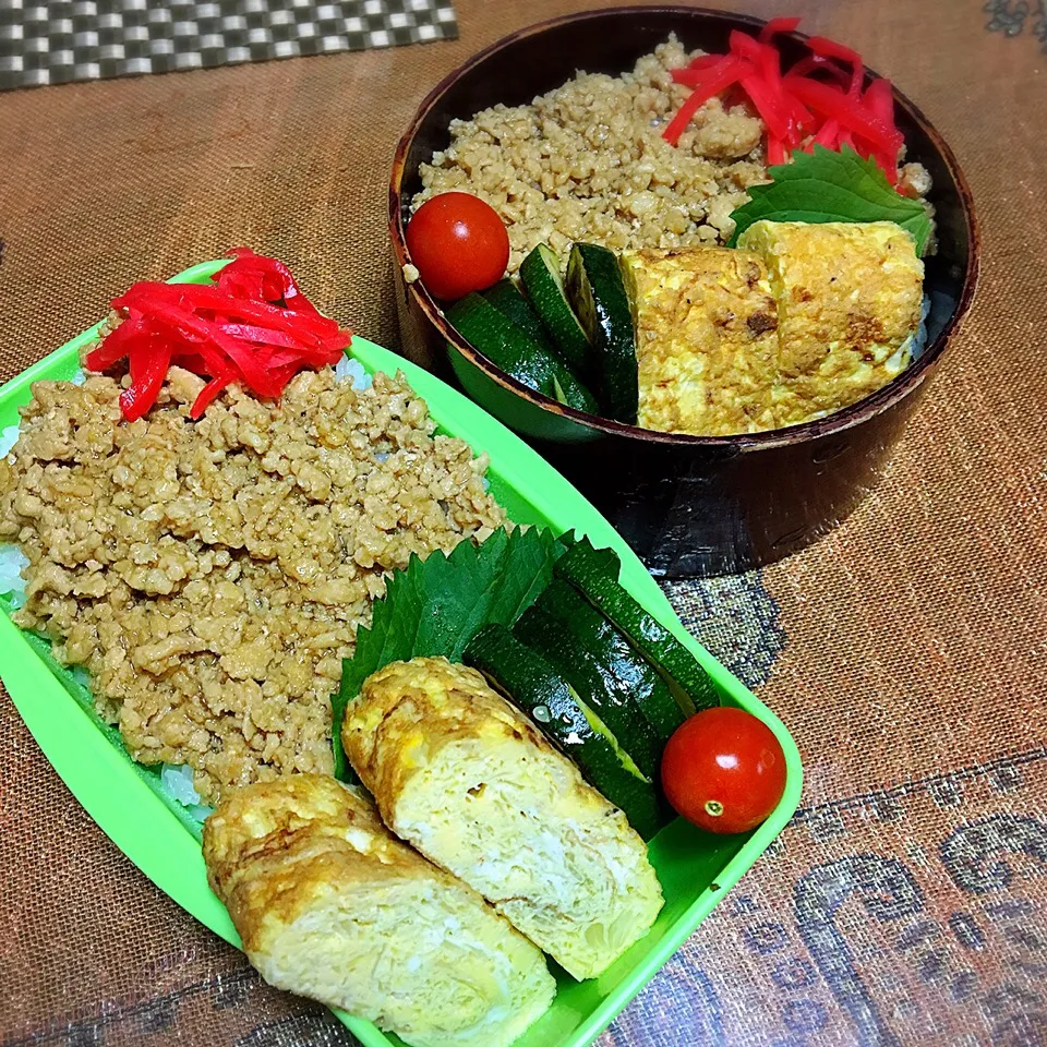 今日のお弁当〜♬
鶏そぼろ丼！
卵焼きには、昨日の千切りキャベツをin！|renharuruさん