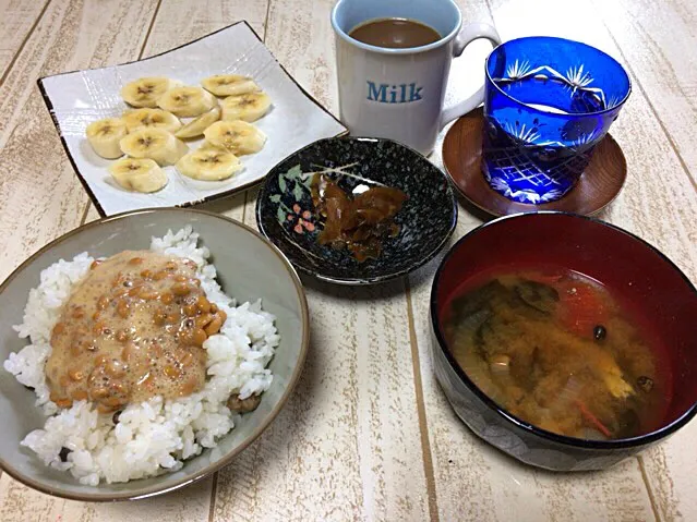 今日の男飯(⌒▽⌒)むかごごはんwith納豆and生姜の煮物and自然薯とむかごと玉ねぎとトマトの味噌汁andバナナ♫|ひーちゃんさん