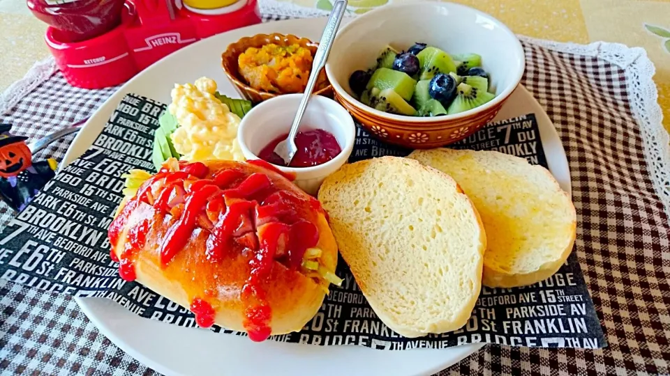 ミニホットドッグとミルクハースの朝ごはん♪|よよちさん