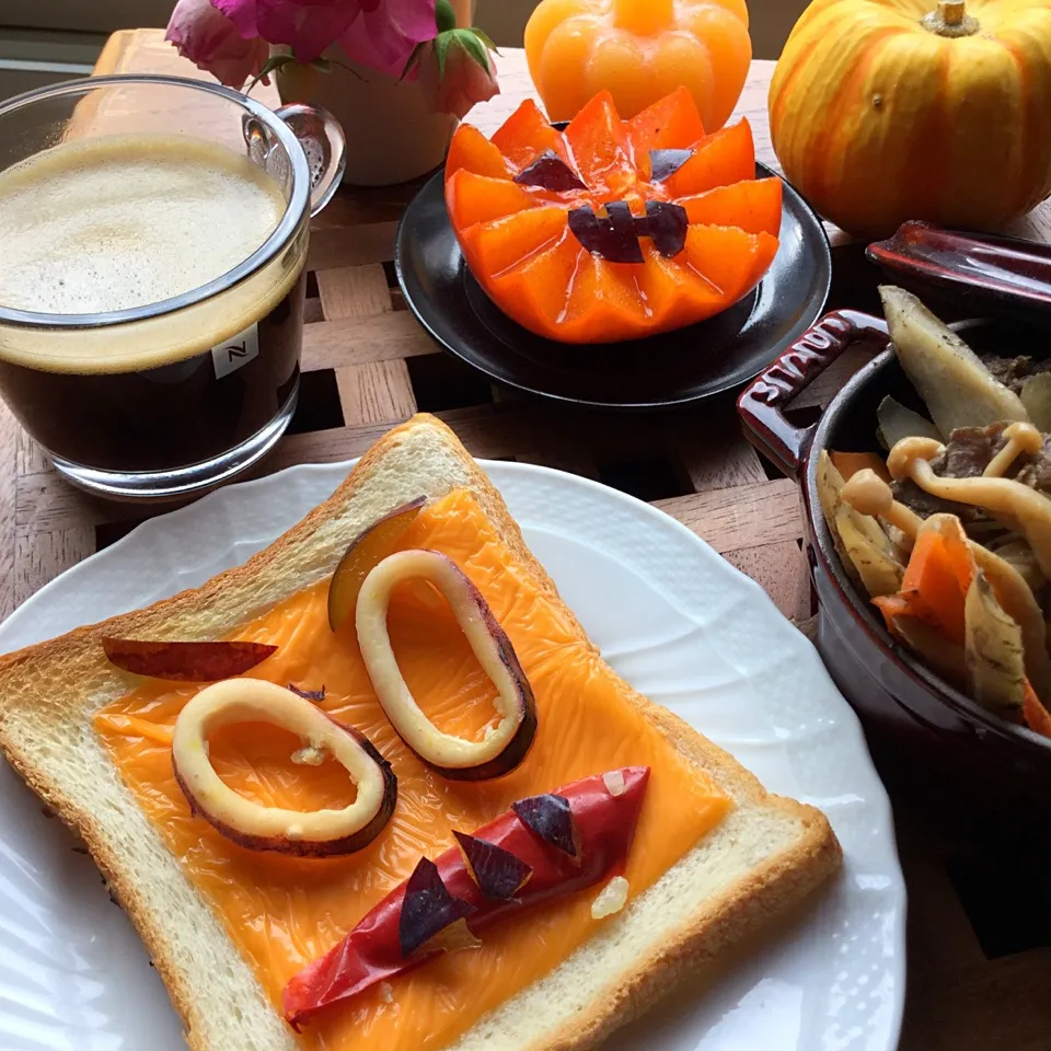 コーヒー大好き💕
ハロウィン仕様のトースト
チーズに、イカ、パプリカ
柿もオーバーケー🎃です
肉どうふ
豆腐、肉、ごぼう、人参、きのこ
美味しく食べて
コーヒーで、仕上げ❗️
今日も元気ー✨|ゆかモンさん