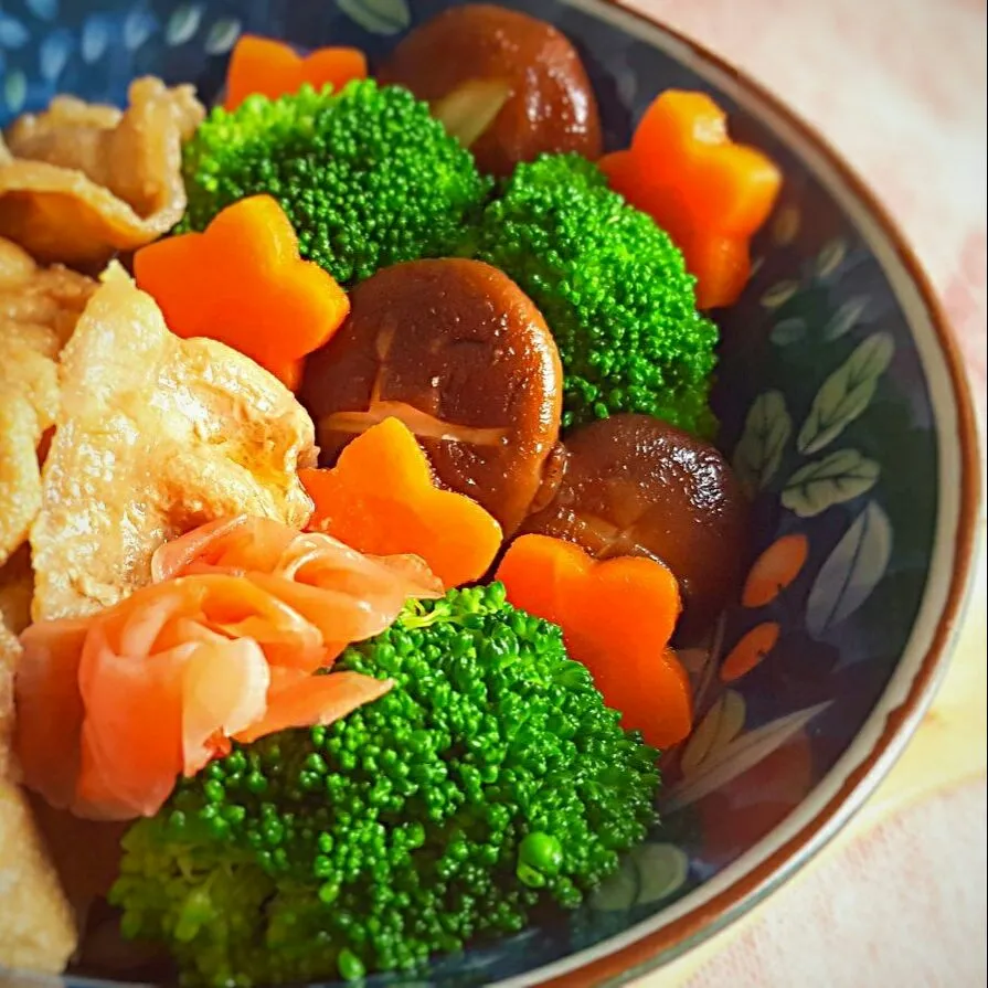 a bowl of unpolished brown rice with pork belly slices n vegetables|Chua Jeanさん