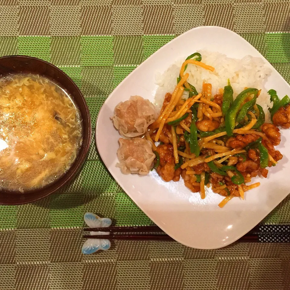 豚肉で青椒肉絲丼
シュウマイ
中華風卵スープ


腰痛再発😖
神様が作ってくれました。美味しかった。
感謝（╹◡╹）|lazy104さん